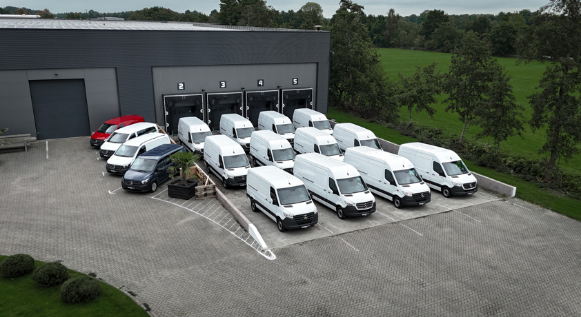 Bedrijfswagens voor het pand